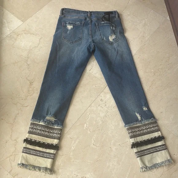 BLANKNYC DISTRESSED EMBROIDERED JEANS - Picture 5 of 7